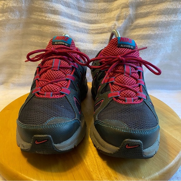 Nike Air Shoes Women’s Size 9.5 Nike Trail Alvord 10 Lace Up Sneakers Pink - Picture 2 of 10
